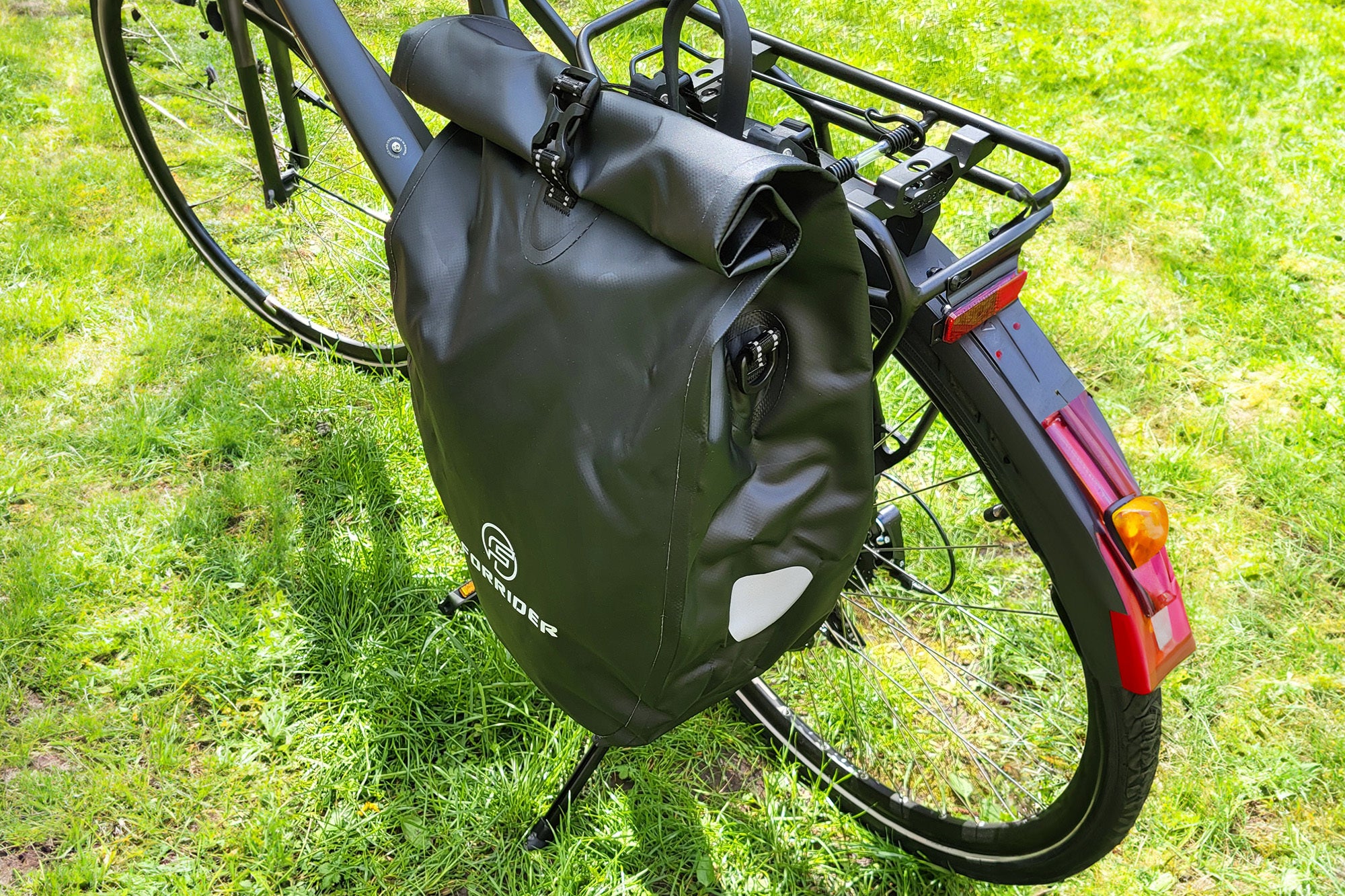 Forrider Gepäckträgertasche am Fahrrad befestigen